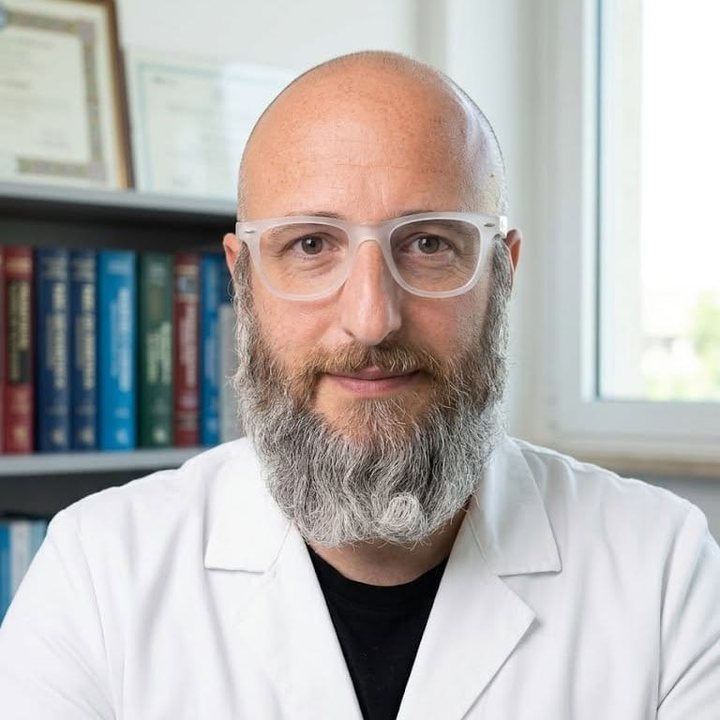 Il Prof. Ugo Faraguna in camice nel suo studio